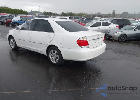 2005 Toyota Camry Xle z USA, uszkodzony, nr VIN 4T1BE30K55U556541